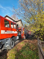 Při požáru v Hostinném byla ze zasaženého bytu zachráněna jedna osoba