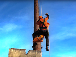 VIDEO Hasiči-lezci využili při výcviku dva komíny, pomohli i zraněným parašutistům