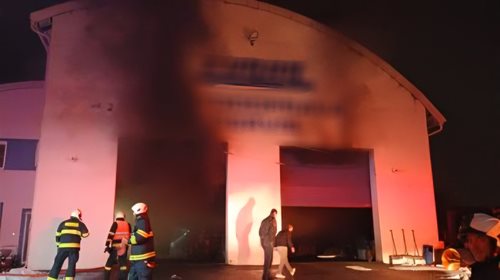 Vážná škoda po požáru techniky: Kabina pracovního vozu shořela uvnitř dílny