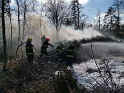 U Slatiňan zasahuje 5 jednotek hasičů u požáru skládky bioodpadu