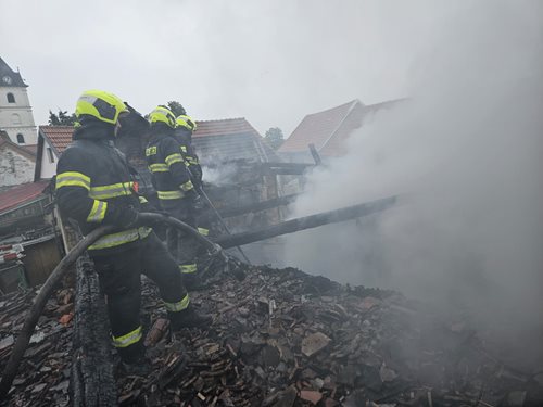 Požár zachvátil stodolu, plameny ohrožovaly okolní domy
