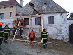 Hasiči zabezpečovali štítovou stěnu domu před zřícením