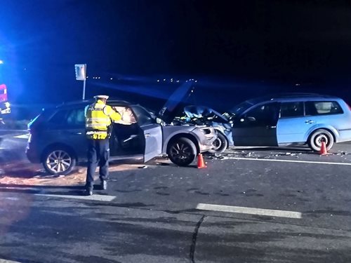 Ranní srážka dvou aut zablokovala silnici, jednoho zraněného zachránil eCall