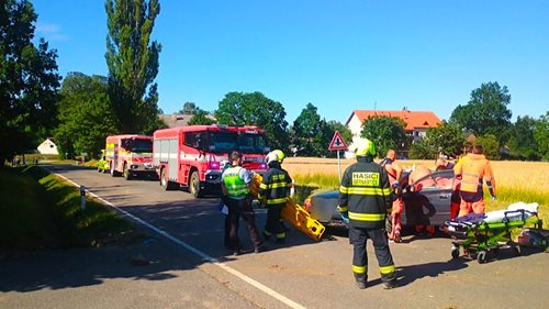 Senior zůstal po nehodě zaklíněný ve voze. Do nemocnice ho transportoval vrtulník