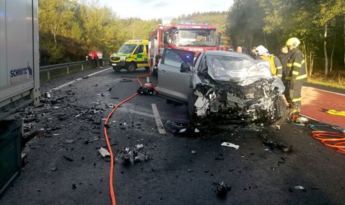 Na silnici z Karlových Varů směrem na Prahu se čelně srazilo osobní auto s kamionem.