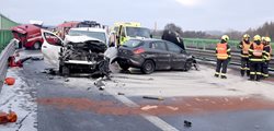 Hasiči zastavili na dálnici u nehody, zezadu do nich narazilo další auto