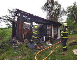 Po požáru skončil mladík v nemocnici