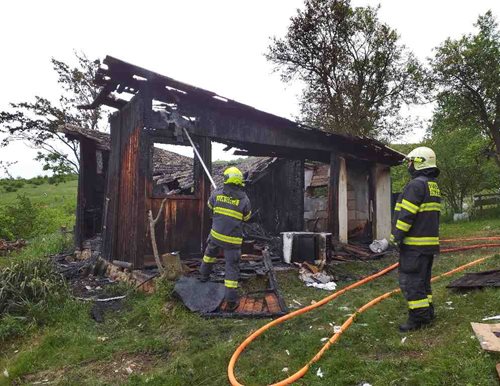 Po požáru skončil mladík v nemocnici