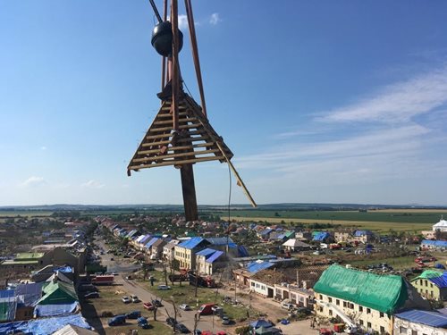 Pražští hasiči se podíleli na sundání poškozené střechy kostela v Moravské Nové Vsi