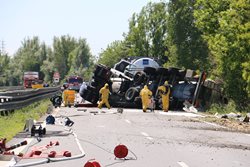 Dopravní nehoda cisternového vozidla s nebezpečnou látkou uzavřelo silnici u Držovic na 24 hodin