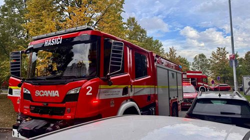 Požár vypukl v kuchyni bytu. Hasiči zachránili psa a zakouřené prostory odvětrali