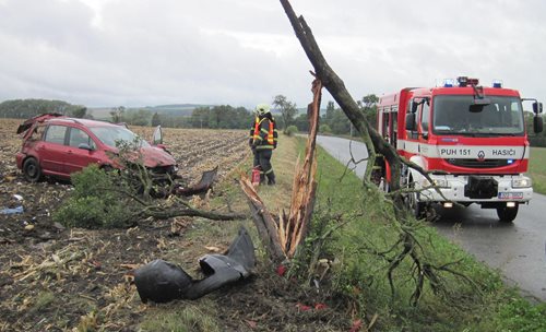 Vozidlo přerazilo strom. O zraněného řidiče se postarali záchranáři