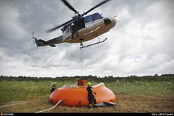 Hasiči v Ostravě nacvičovali plnění bambivaku vrtulníku z velkoobjemových nádrží na vodu