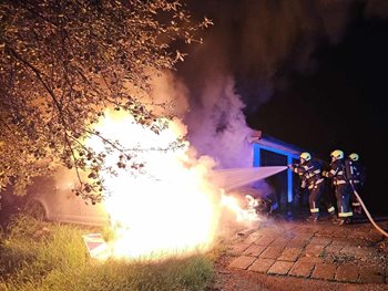 Tři auta v plamenech a garáž poškozená ohněm. Noční zásah probíhal ve speciálním režimu