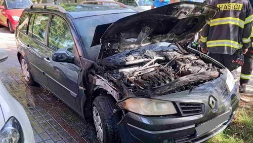 Kouř pod kapotou neignoroval. Díky všímavému řidiči dorazili hasiči včas