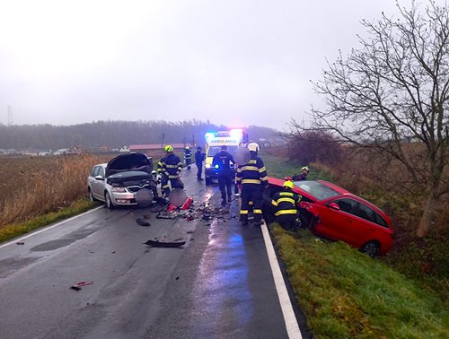 Srážka dvou aut uzavřela silnici. Hasiči zasahovali a uklízeli následky