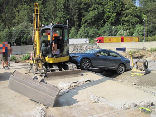 Řidič chtěl projet stavbou, zastavil ho až bagr