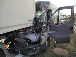 Hasiči vyprostili dvě zraněné osoby po srážce kamionu a dodávky