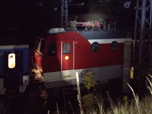 Silný vítr zaměstnal hasiče v Pardubickém kraji, evakuovali i cestující z vlaku