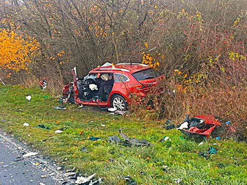 Hasiči vyprostili řidiče po srážce autobusu a auta