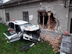 Hasiči stabilizovali dům poškozený po nárazu auta