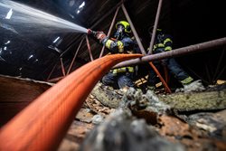 U požáru haly zasahovalo sedm jednotek hasičů