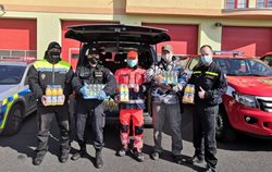 Tisíc lahví minerálky, ovoce a zelenina, něco sladkého. To vše a mnohem víc dostali hasiči darem od lidí, podnikatelů a firem v kraji