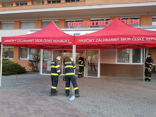 Boj s koronavirem má mnoho podob