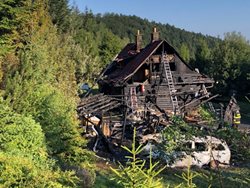 Požár beskydské roubenky se třemi auty