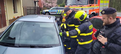 Dramatická záchrana: Hasiči osvobodili malou holčičku z uzamčeného auta