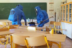 Cvičení v krnovské škole s výbuchem, záchranou i likvidací zkumavek