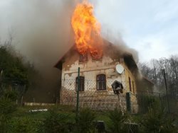 Při požáru rodinného domu v Držkově byl vyhlášen 2. stupeň požárního poplachu
