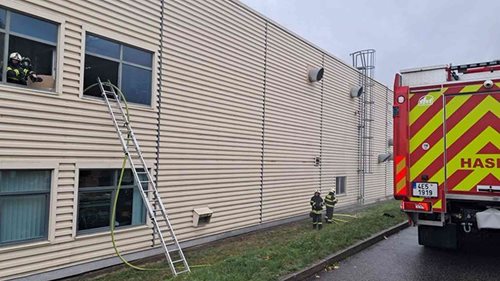 Požár výrobní linky vyhnal z haly 181 pracovníků. Jedna osoba se nadýchala kouře.