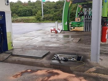 Auto projelo čerpací stanici a skončilo v poli u D11
