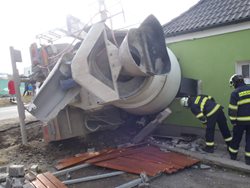Míchačka na beton se převrátila na rodinný dům 