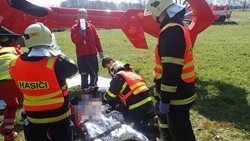 U Tvrdkova na Bruntálsku skončil osobní automobil v potoce, jedna osoba zemřela