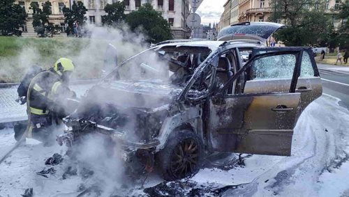 Plameny pohltily auto v centru města. Hasiči bojovali s požárem v hustém provozu