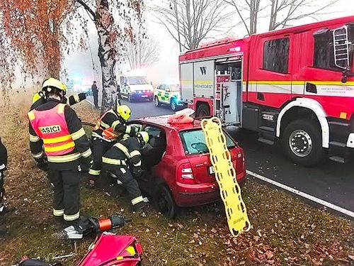 Náraz do stromu a náročné vyprošťování: Hasiči pomáhali zraněné řidičce