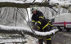 Zvýšený počet zásahů hasičů v Moravskoslezském kraji kvůli sněhu 