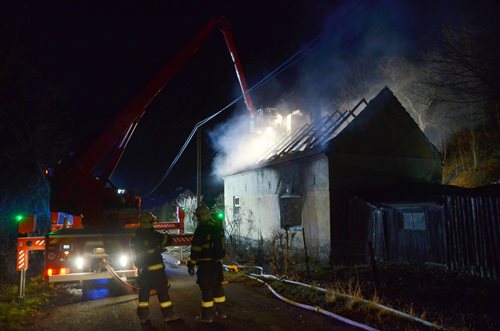 Svíčka stržená z ubrusu kočkou připravila seniora o domov