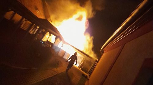 Požár přístřešku ohrozil okolní budovy