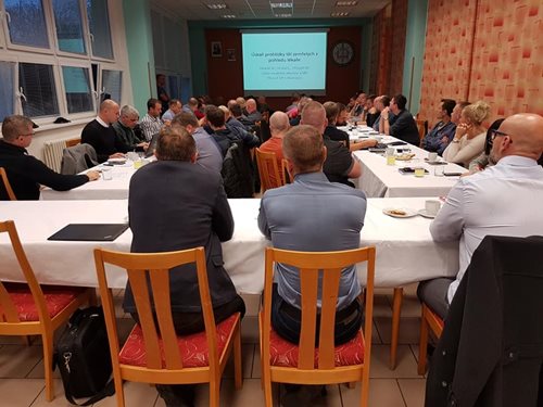 Hasiči a policisté se dozvěděli, jak využít specializovanou chemickou laboratoř