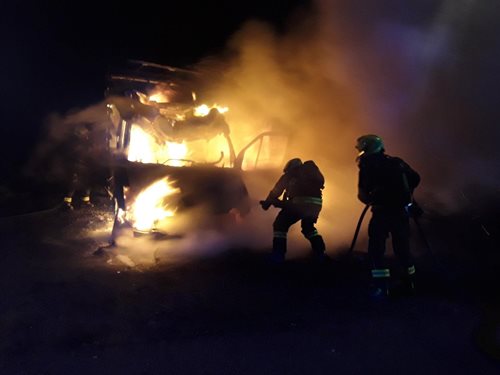 Noční požár dodávky způsobil vysoké škody a vyžádal zásah v dýchací technice