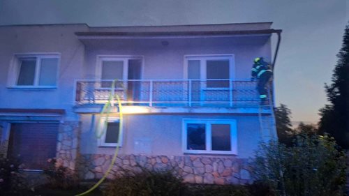 Jednu osobu zachránili z balkonu, druhou našli v zakouřeném domě. Hasiči bojovali s požárem rodinného domu