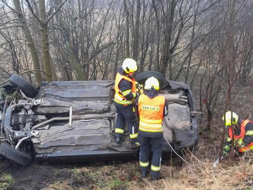 Vážná nehoda skončila převráceným vozem, posádka byla nezvěstná