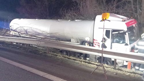 Cisterna skončila mimo silnici, hasiči zasahovali u nehody
