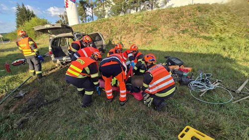 Řidič zůstal po střetu dvou aut zaklíněný. Hasiči ho vyprostili hydraulickým zařízením