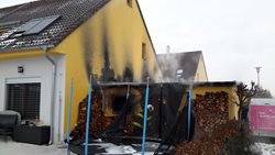 Při požáru garáže v Českých Budějovicích hasiči uchránili rodinný dům