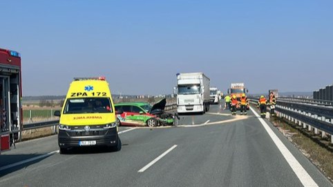 Havarie zablokovala dálniční úsek a zasahují všechny složky IZS