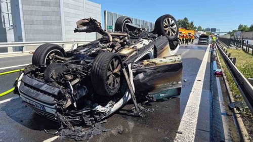 Po nehodě tří aut začala dvě hořet. Čtyři osoby se zranily, dálnice D1 byla uzavřena